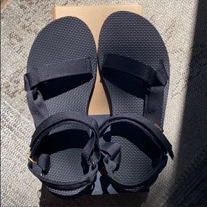 Teva size 8 in black